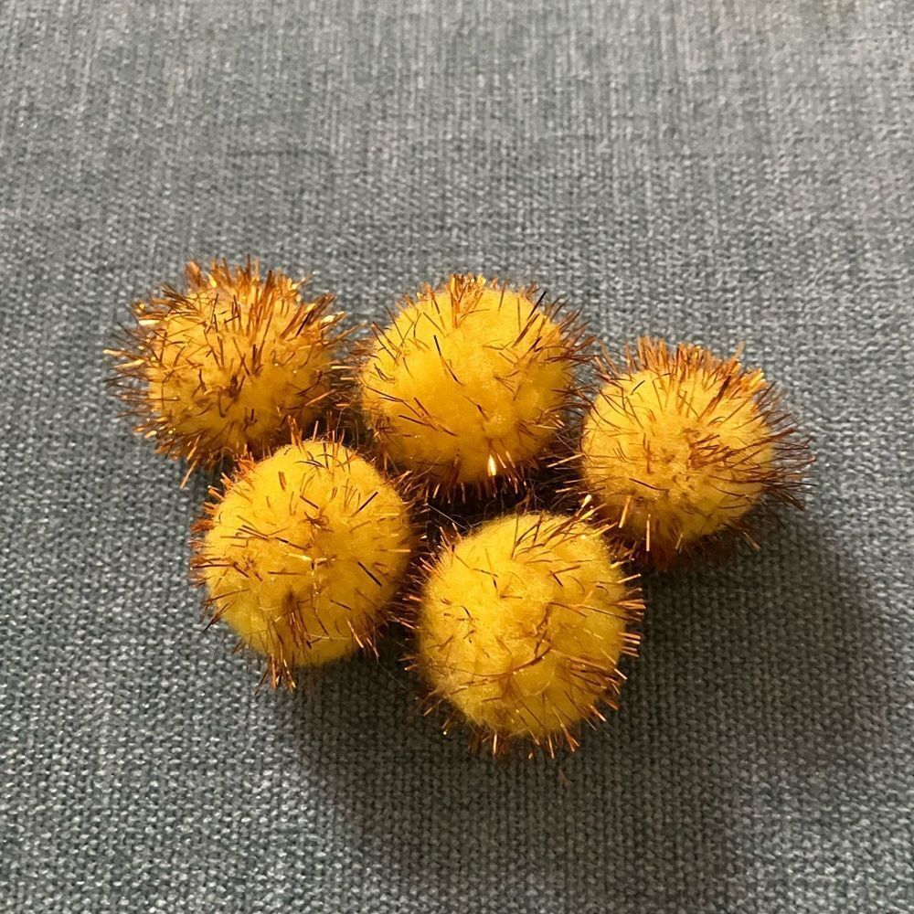 5 Yellow Cat Pompom Sparkle Ball Toys